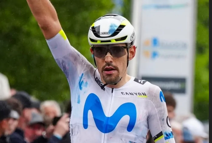 Jon Barrenetxea (Movistar) en la meta del Tour de Finisterre 2026.