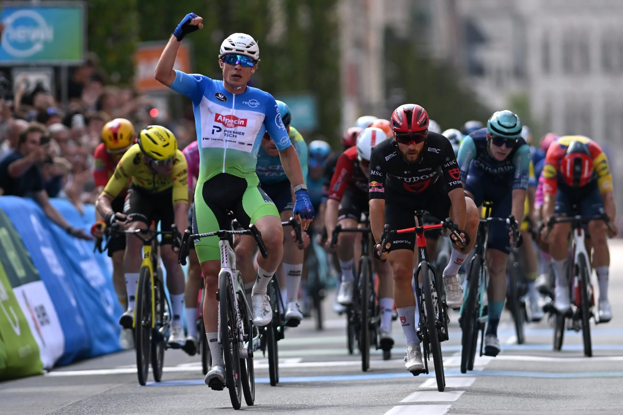 Jasper Philipsen gana el Renewi Tour.
